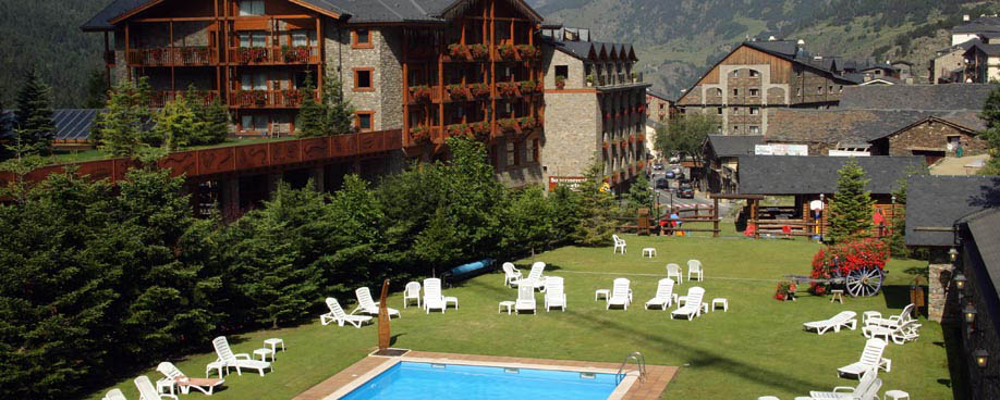 QU&Eacute; HACER - Piscina exterior &middot; Sport Hotels Andorra