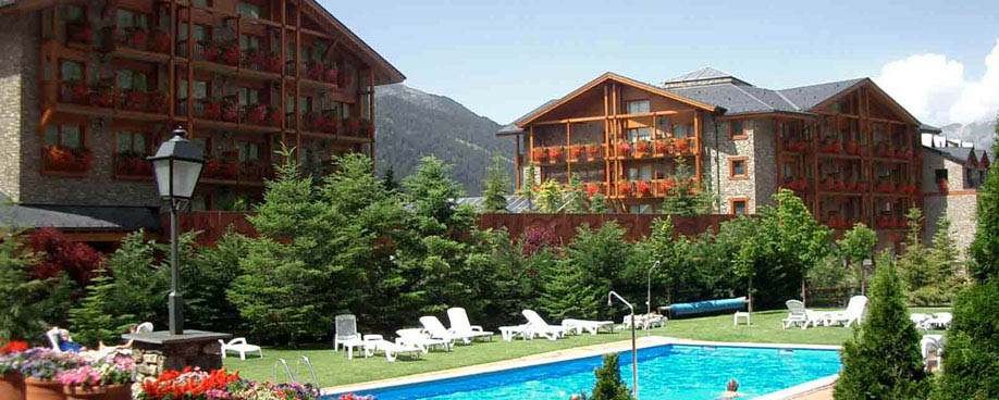 QU&Eacute; HACER - Piscina exterior &middot; Sport Hotels Andorra