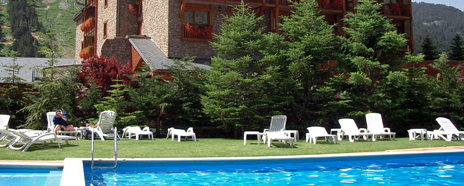 QU&Eacute; HACER - Piscina exterior &middot; Sport Hotels Andorra