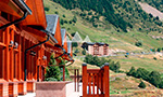 Hotel con terraza y vistas a la montaña